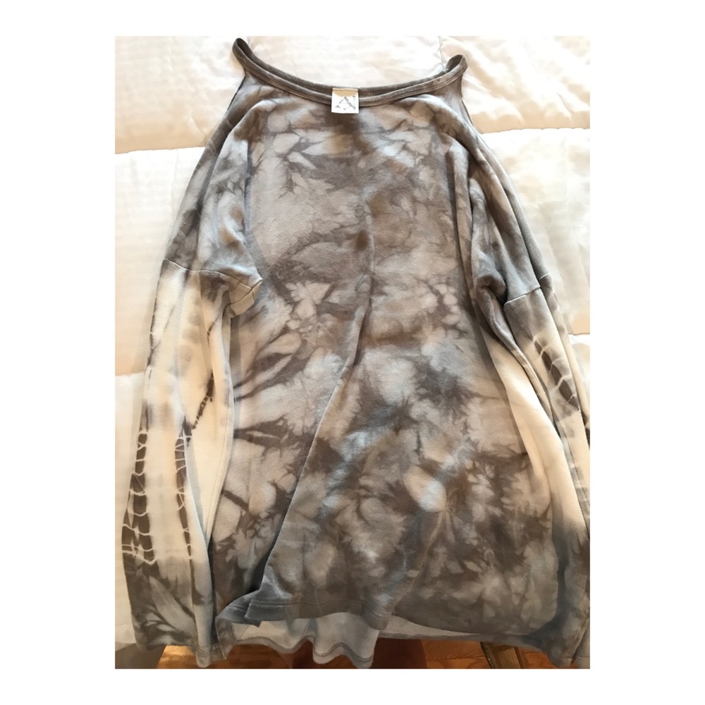 Flowy shirt - shoulder cut outs